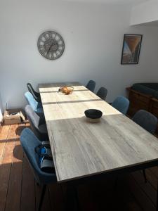 Fotografie z fotogalerie ubytování leBel endroit 145m2 , terrain et terrasse de 350m2 au coeur des commerces ,à proximité de la mer et tous services inclus v destinaci Portbail