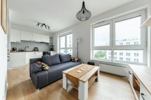 ein Wohnzimmer mit einem Sofa und einem Tisch in der Unterkunft Studio 71 in Lublin