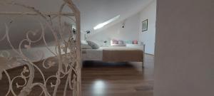 1 dormitorio blanco con 1 cama y 1 cama doble en Apartments TERRAeSAL, en Zadar