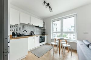 Η κουζίνα ή μικρή κουζίνα στο EASY RENT- Kompozytorów 71 Old Town View, Free Parking, 24h Check-in