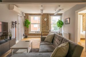 a living room with a couch and a table at City Air Apartments - HATTON GARDEN - GREAT TRANSPORT LINKS in London