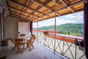 Vista generica sulle montagne o vista sulle montagne dall'interno del bed & breakfast