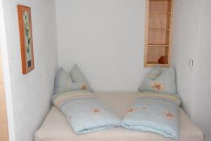 dos almohadas sentadas en un estante en una habitación en Leitnerhof, en Niederau