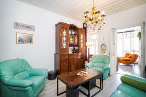 un soggiorno con due sedie e un tavolo di Sighnaghi Art Hotel a Sighnaghi