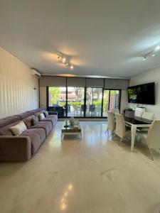 Area tempat duduk di Beach House luxury Gavamar