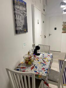 リスボンにあるSanto Amaro Apartmentのダイニングルームテーブル(猫が座っている)