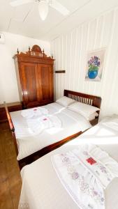 two beds sitting next to each other in a bedroom at Pousada Casa Wachholz - Rota do Enxaimel in Pomerode