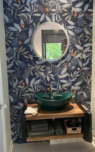 雅典Studio for a couple的带绿色水槽和镜子的浴室