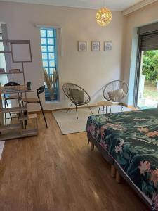 雅典Studio for a couple的一间卧室,卧室内配有一张床和椅子