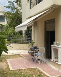 雅典Studio for a couple的建筑物前有桌椅的露台
