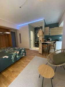 雅典Studio for a couple的一间带床、桌子的卧室和一间厨房