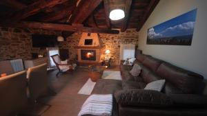 salon z kanapą i kominkiem w obiekcie Apartamento Naturaleza w mieście Mosqueruela