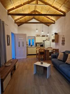 - un salon avec un canapé et une table dans l'établissement Crystal Villa, à Skopelos
