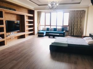 uma grande sala de estar com uma cama e um sofá em 2room apartment 100sq m With a Beautiful Mountain views em Almaty