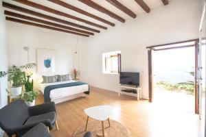 - une chambre avec un lit et une télévision dans l'établissement Hacienda El Socorro, à Los Realejos