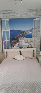 スレムスカ・ミトロヴィツァにあるSantoriniのベッドルーム1室(景色を望む大きな白いベッド1台付)