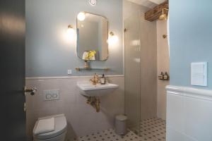 a bathroom with a sink and a mirror and a toilet at Broløkke Herregård in Humble +35 photos