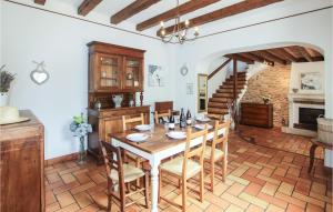 een eetkamer met een houten tafel en stoelen bij Lovely Home In Grillon With Wifi in Grillon