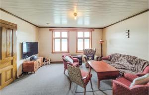 sala de estar con sofá, sillas y TV en Cozy Home In ystese With House Sea View, en Øystese