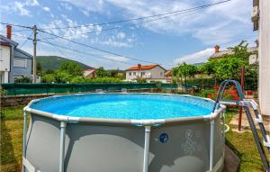 una pequeña piscina en un patio con una casa en Gorgeous Apartment In Drazice With Kitchen, en Dražice