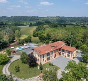 una vista aerea di una grande casa con piscina di Agriturismo Cascina Monchiero a Bra