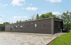 a modern house with a black exterior at 5 Bedroom Nice Home In Glesborg in Glesborg +18 photos