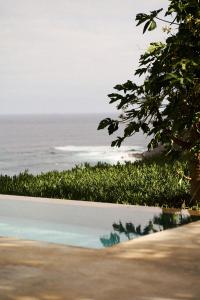 - une piscine avec l'océan en arrière-plan dans l'établissement Hacienda El Socorro, à Los Realejos