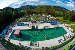 een uitzicht over een groot zwembad met mensen erin bij Rimske Terme Resort - Hotel Rimski dvor in Rimske Toplice