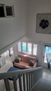 - un salon avec un canapé sur un escalier dans l'établissement La Mangotine - Duplex à Saint François avec piscine, à Saint-François