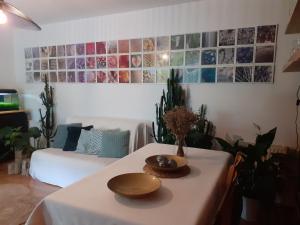 a room with a table with a plate on it at Au Bosquet, chambre et salle de bains avec petit déjeuner à 600 m du centre dans un cadre calme et verdoyant in Salies-de-Béarn