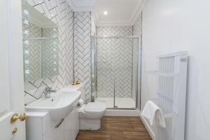y baño con lavabo, aseo y ducha. en Beautiful Grade II Listed Apartments Sleeping 20, en Hexham