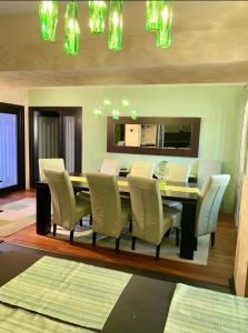 - une salle à manger avec une table et des chaises dans l'établissement Central Apartment 4 Rooms Brasov, à Braşov