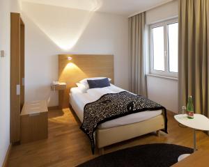 Łóżko lub łóżka w pokoju w obiekcie Hotel Ploberger