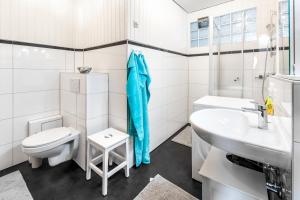 een witte badkamer met een toilet en een wastafel bij Ferienwohnung historischer Markt in Heppenheim an der Bergstrasse +25 foto's