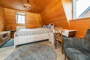een slaapkamer met een bed, een bureau en een stoel bij Ferienwohnung historischer Markt in Heppenheim an der Bergstrasse