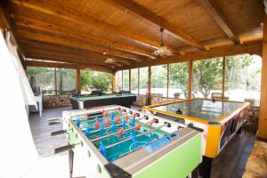 a screened porch with two ping pong tables at trullo nonna netta con piscina idromassaggio e area giochi in Ceglie Messapica