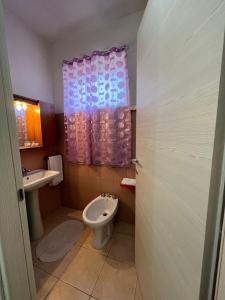 ヴァッレドーリアにあるVilla Rosaのバスルーム(トイレ、紫色のシャワーカーテン付)