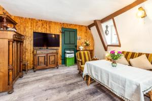 een woonkamer met een tafel en een tv bij Ferienwohnung historischer Markt in Heppenheim an der Bergstrasse