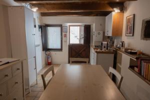 Kuchyň nebo kuchyňský kout v ubytování B&B Dimora Cigno