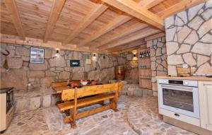 - une cuisine avec une table et une cuisinière dans l'établissement Beautiful Home In Vrgorac With Wifi, à Vrgorac
