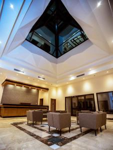 duży pokój ze sceną i krzesłami w obiekcie Sky View Suites Hotel w mieście Hurghada
