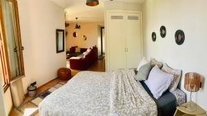 um quarto com uma cama e uma sala de estar em Studio vue sur mer em Dar Bouazza