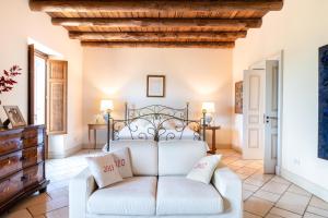 een woonkamer met een bed en een bank bij La Dimora del Castelluccio in Castiglione di Sicilia
