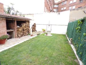 un pequeño patio con césped en Apartamentos Jose Andres, en Viana