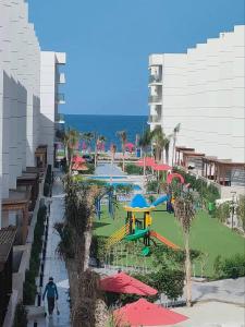 Porto Said Resort Rentals في بورسعيد: اطلالة على حديقة مائية مع ملعب