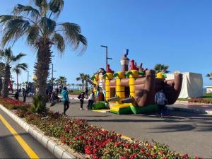 ein großer aufblasbarer Spielplatz in der Mitte einer Straße in der Unterkunft Porto Said Resort Rentals in Port Said