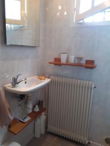 Ванная комната в Au Bosquet, chambre et salle de bains avec petit déjeuner à 600 m du centre dans un cadre calme et verdoyant
