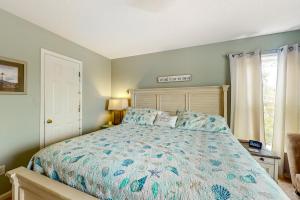 1 dormitorio con cama y ventana en Aqua Vista, en Surf City
