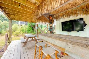 - une terrasse couverte avec une télévision à écran plat sur le toit dans l'établissement Aqua Vista, à Surf City