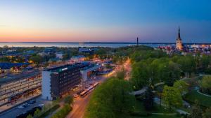 an aerial view of a city at night at Go Hotel Shnelli in Tallinn